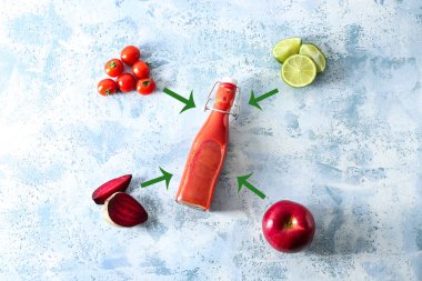 Suyu ve maddeler renk arka plan üzerinde şişe ile yaratıcı kompozisyon