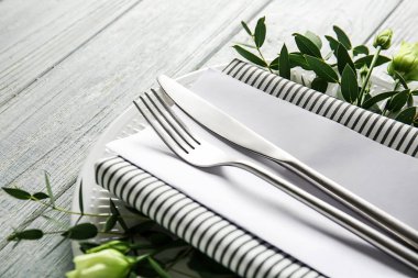 Ahşap zemin, closeup üzerine çiçekli güzel sofra