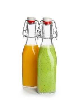 Beyaz arka plan üzerinde sağlıklı meyve suları şişe