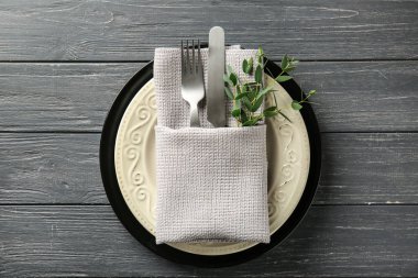 Ahşap arka planda çiçek dekoru olan güzel bir masa.