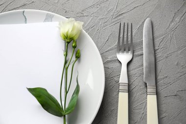 Tablo ayarı gri arka plan üzerinde floral dekorlu