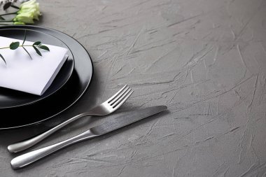 Tablo ayarı gri arka plan üzerinde floral dekorlu