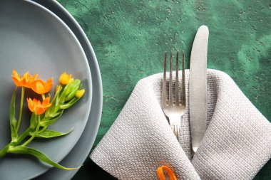 Renkli arkaplanda çiçekler olan güzel masa ayarları