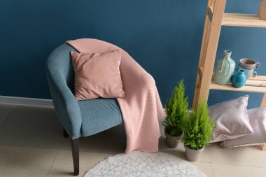 Rahat koltuğu olan modern bir oda.