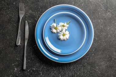 Çiçekler koyu arka plan üzerinde güzel sofra