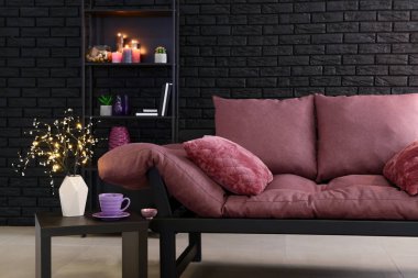 Rahat kanepesi olan modern bir oda.