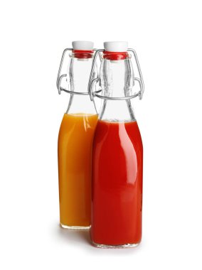 Beyaz arka plan üzerinde sağlıklı meyve suları şişe