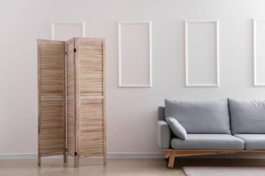 İç oda ile rahat kanepe ve katlama perde