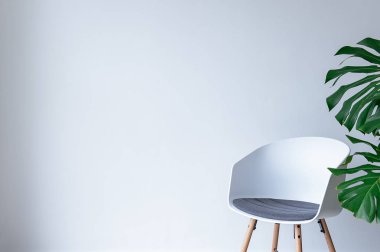 Işık duvarının yanındaki modern sandalye
