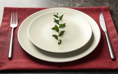 Tablo ayarı ile koyu arka plan üzerinde çiçek dekorasyonu