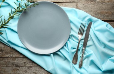 Ahşap arka plan üzerinde çiçek dekorasyonu ile Tablo ayarı