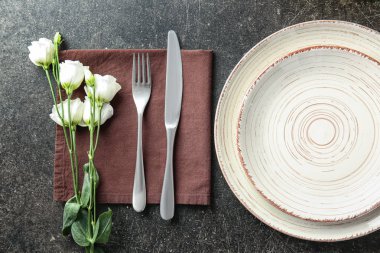 Çiçekler koyu arka plan üzerinde güzel sofra