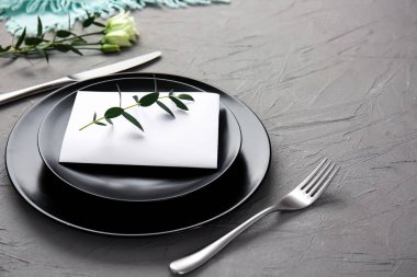 Tablo ayarı gri arka plan üzerinde floral dekorlu