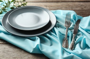 Ahşap arka plan üzerinde çiçek dekorasyonu ile Tablo ayarı