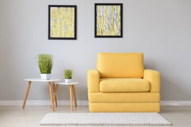 Rahat koltuğu olan modern bir oda.