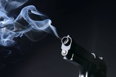 Koyu arka plan üzerinde dumanı tüten