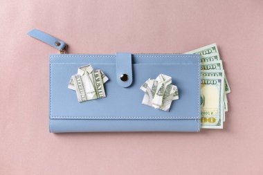 Doları Lirası renk arka plan üstünde cüzdan para ve origami gömlek ile yapılmış