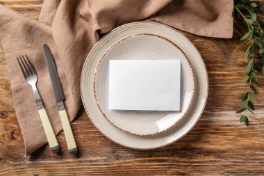 Ahşap arka planda çiçek dekoru olan güzel bir masa.