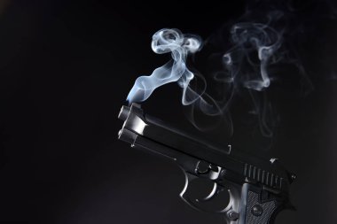 Koyu arka plan üzerinde dumanı tüten