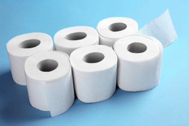 Renkli arka planda tuvalet kağıdı ruloları