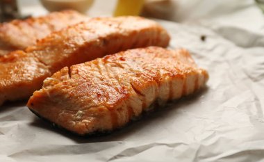 Tablo, closeup lezzetli ızgara somon parçaları