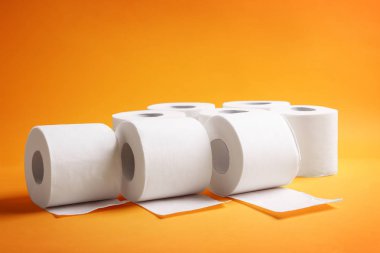 Renkli arka planda tuvalet kağıdı ruloları