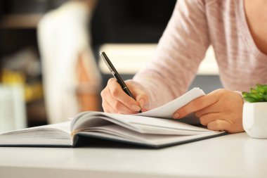 Okul testi geçen kız