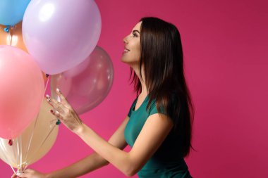 Renkli balonları olan güzel bir genç kadın.