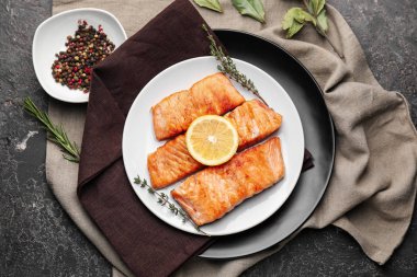 Plaka üzerinde limon ile lezzetli ızgara somon parçaları