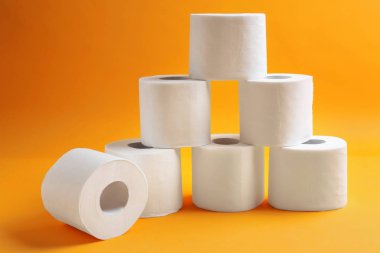 Renkli arka planda tuvalet kağıdı ruloları