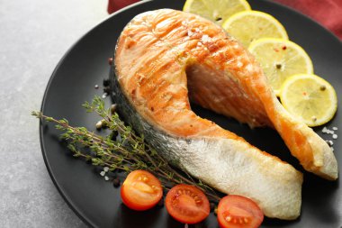 Lezzetli ızgara somon steak plaka, portre