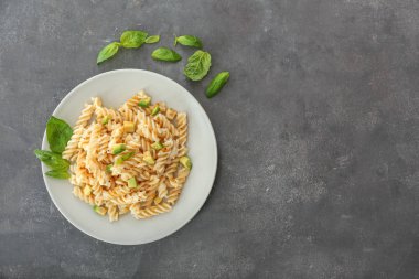 Plaka gri masada lezzetli makarna ile