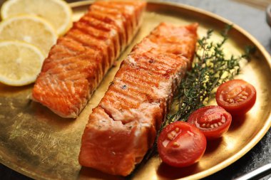 Plaka, closeup lezzetli ızgara somon parçaları