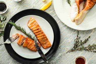 Beyaz ahşap masa lezzetli ızgara somon ile kompozisyon