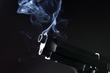 Koyu arka plan üzerinde dumanı tüten