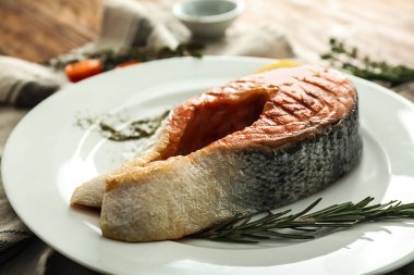 Lezzetli ızgara somon steak plaka, portre