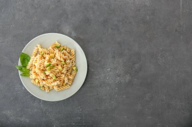 Plaka gri masada lezzetli makarna ile