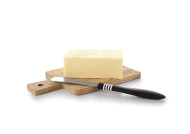 Kurulu sağlıklı tereyağı ve beyaz arka plan üzerinde bıçak ile