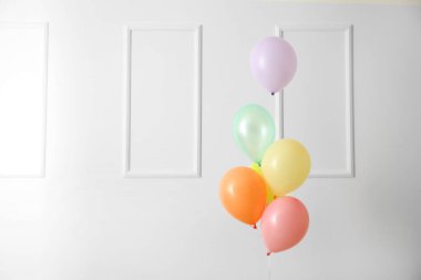 Işık duvara renkli balonlar