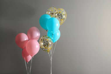 Gri arka plan üzerinde birçok balon