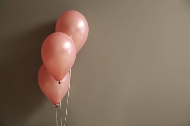 Balonlar gri arka plan üzerinde