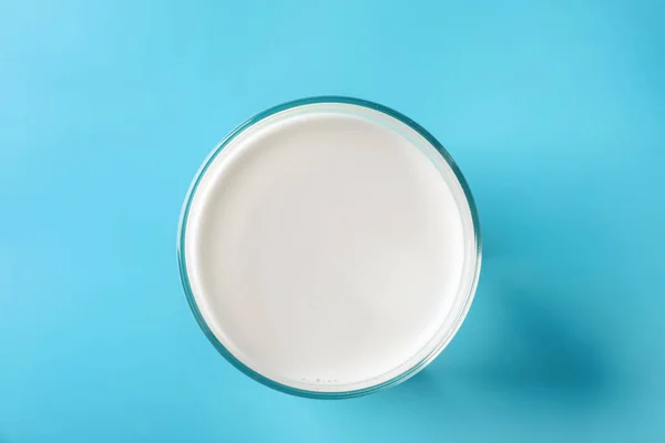 Renk Arka Plan Üzerinde Lezzetli Süt — Stok fotoğraf