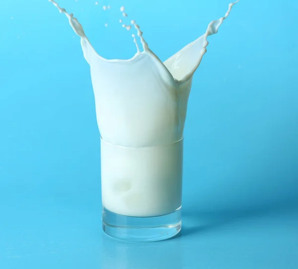 Склянка Смачного Молока Бризками Кольоровому Фоні — стокове фото