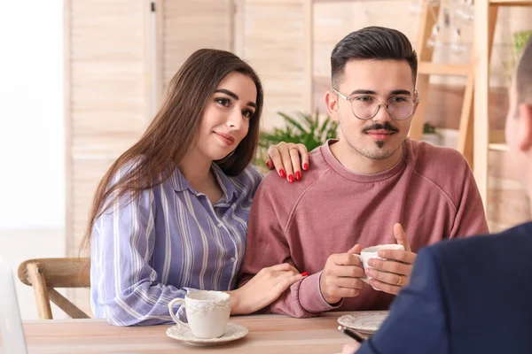 Jeune Couple Rencontre Avec Agent Assurance Dans Café — Photo