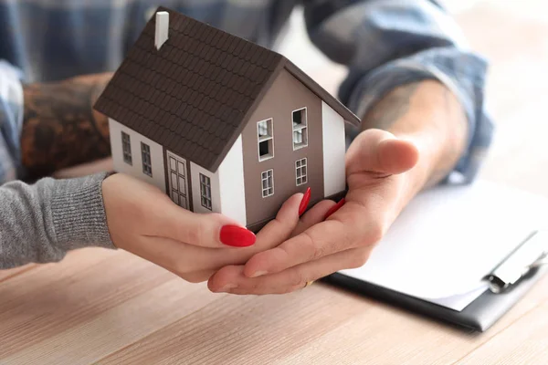 Couple Holding Figure House Property Insurance Concept — Stock Photo, Image