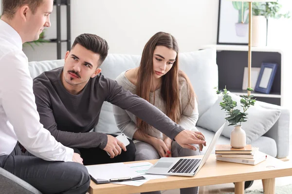 Young Couple Meeting Insurance Agent Home — Stock Photo, Image