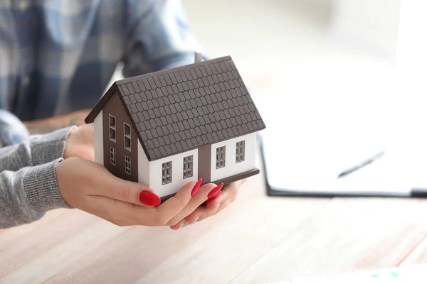 Couple Holding Figure House Property Insurance Concept — Stock Photo, Image