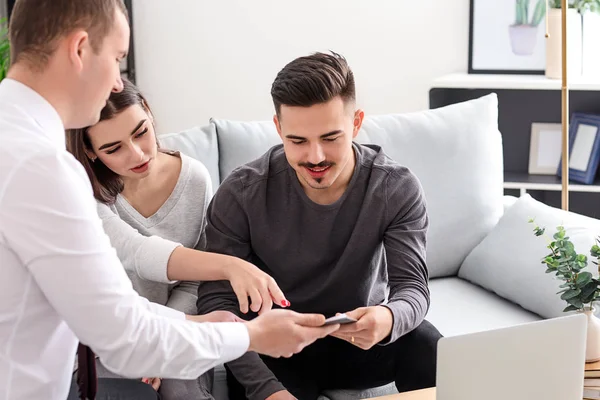 Young Couple Meeting Insurance Agent Home — Stock Photo, Image