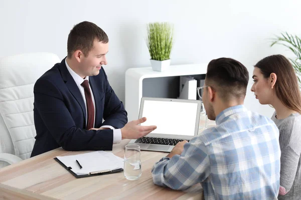 Jong Echt Paar Ontmoeting Met Verzekeringsagent Kantoor — Stockfoto