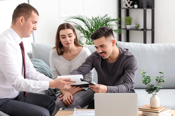 Joven Pareja Reuniéndose Con Agente Seguros Casa — Foto de Stock